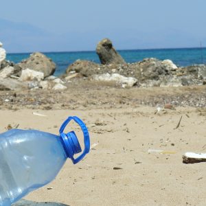 Greenpeace: invasione di plastica sulle spiagge italiane